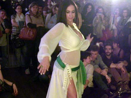 Chris Ribeiro en la Inauguración de <em>"Molt a prop d'aquí"</em> de Olga Molina