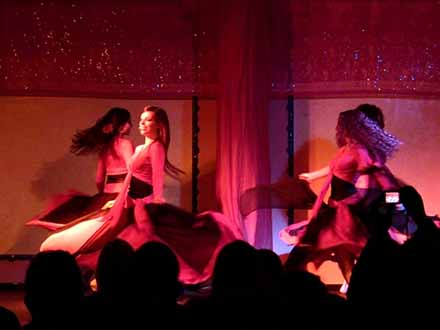 Show con Serena y Hossam Ramzy, Chris Ribeiro y alumnas de la Escuela
