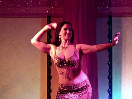 Show con Serena y Hossam Ramzy, Chris Ribeiro y alumnas de la Escuela