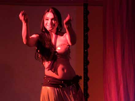 Show con Serena y Hossam Ramzy, Chris Ribeiro y alumnas de la Escuela