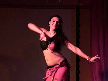 Show con Serena y Hossam Ramzy, Chris Ribeiro y alumnas de la Escuela