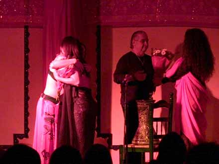 Show con Serena y Hossam Ramzy, Chris Ribeiro y alumnas de la Escuela