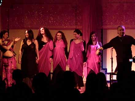 Show con Serena y Hossam Ramzy, Chris Ribeiro y alumnas de la Escuela